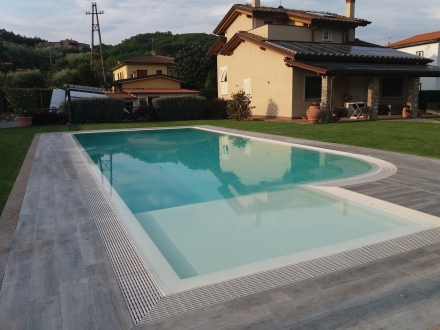 Piscina con sfioro perimetrale in cemento armato - PLAYPOOLS PISCINE LUCCA