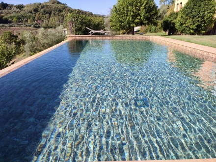 Piscina in cemento armato con sfioro infinity - PLAYPOOLS PISCINE LUCCA