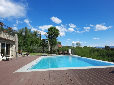 Piscina in cemento armato infinity pool con pavimento in Wpc - PLAYPOOLS PISCINE LUCCA
