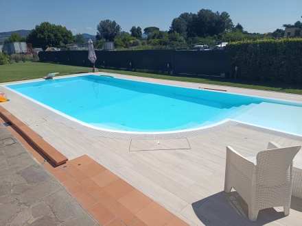 Piscina in pannelli di fibrocemento con sfioro perimetrale - PLAYPOOLS PISCINE LUCCA